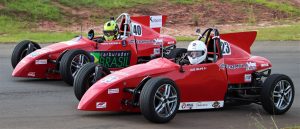 Luiz Felipe (#23) e Thiago Monteiro (#40) festejam junto ao final do grande duelo na série GP Suspensão pela FVee Open