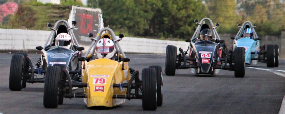 André Suenaga (#79) larga na frente para vencer a sexta prova consecutiva na Copa ECPA de Fórmula Vee, em Piracicaba.