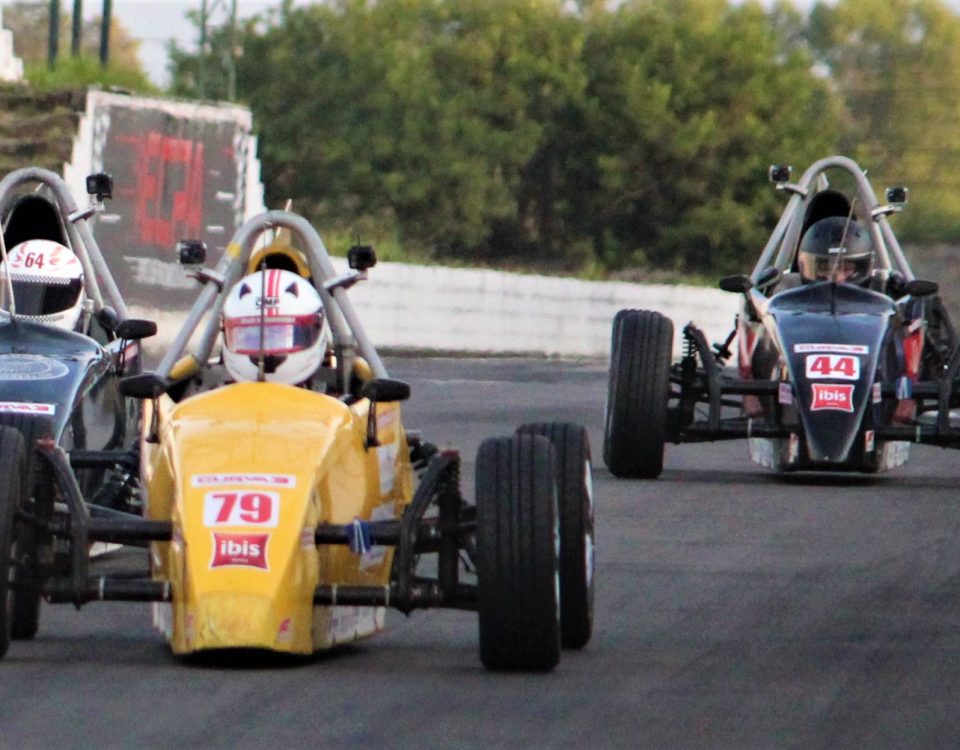 André Suenaga (#79) larga na frente para vencer a sexta prova consecutiva na Copa ECPA de Fórmula Vee, em Piracicaba.