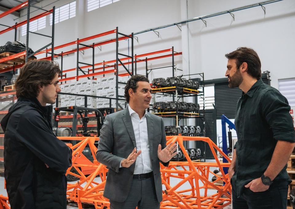 Enzo Bortoleto, Lincoln Oliveira e Átila Abreu na fábrica da Audacetech (Pedro Albertoni/Vicar)